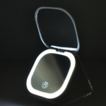 Compacte reisspiegel met oplaadbaar licht en vergroting kleur wit vierde weergave