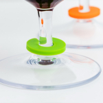 Kurkstop voor fles met gekleurde markeerringen voor glazen