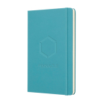 Moleskine gelijnd notitieboek met elastische sluiting kleur pastel blauw weergave detail met logo