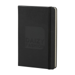 Moleskine Classic middelgroot gelijnd notitieboek met harde kaft kleur zwart weergave detail met logo