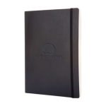 Moleskine Classic gelijnde notebook, zachte kaft en sluiting kleur zwart weergave detail met logo