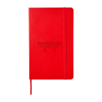 Moleskine Classic gelijnd notitieboek met zachte kaft kleur donkerrood weergave detail met logo