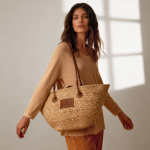 Middelgrote papieren shopper met lange hengsels kleur bruin gedetailleerde weergave