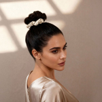 Set van 2 scrunchies met glanzend polyester presentatiezakje kleur naturel derde weergave