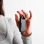 Ultracompacte draagbare plastic oplader sleutelhanger 1.000mAh kleur zwart derde sfeerweergave