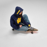 Unisex oversized hoodie 340 g/m² van katoen en polyester Ericeira kleur marineblauw vierde sfeerweergave