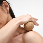 Compacte kurken bal voor stretchen en spierverlichting kleur naturel sfeerweegave