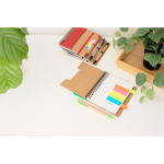 Notitieboek van gerecycled gelijnd papier met plaknotities en pen tiende weergave
