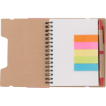 Notitieboek van gerecycled gelijnd papier met plaknotities en pen derde weergave