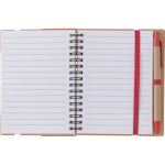 Notitieboek van gerecycled gelijnd papier met plaknotities en pen vierde weergave