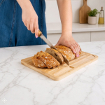 Geribbelde bamboe snijplank voor brood met mes inbegrepen luxe weergave