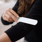 Pluizenborstel van stevig plastic met geïntegreerde spiegel kleur wit zesde weergave