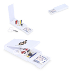 Naaikit in plastic doos met pleisters, ideaal voor reizen