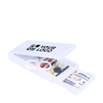 Naaikit in plastic doos met pleisters, ideaal voor reizen met afdrukgebied