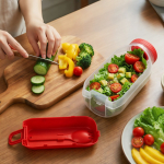 Multifunctionele lunchbox met schroefdeksel en bestek kleur rood