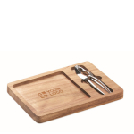 Notenkrakerset en acaciahouten schaal voor een relatiegeschenk kleur hout weergave met bedrukking
