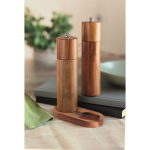 Set acaciahouten zout- en pepermolens met basis kleur hout sfeervolle weergave