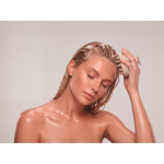 Plastic massageborstel om de hoofdhuid te masseren kleur beige foto bekijken achtste weergave