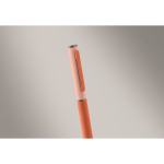 Draaibare pen van gerecycled aluminium met rubberen afwerking kleur oranje foto bekijken tweede weergave