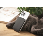 Magnetische powerbank van gerecycled aluminium 5.000mAh kleur zwart sfeervolle weergave
