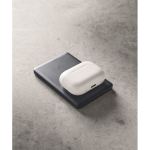Magnetische powerbank van gerecycled aluminium 5.000mAh kleur marineblauw sfeervolle weergave