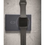 Magnetische powerbank van gerecycled aluminium 5.000mAh kleur marineblauw sfeervolle weergave
