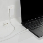 Ultradunne platte oplader met reisstekkers en USB-C 65W kleur wit sfeer weergave 2