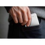 Magnetische QI2.2-powerbank van gerecycled aluminium, ultradun, 5000 mAh kleur zilver sfeer weergave