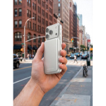 Magnetische QI2.2-powerbank van gerecycled aluminium, ultradun, 5000 mAh kleur zilver sfeer weergave 2