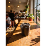 Thermobeker van plastic voor koffie met lekvrije deksel 220 ml kleur zwart sfeer weergave 2