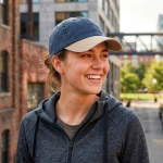 Bicolour katoenen 6-panel cap met verstelbare sluiting 270 g/m² kleur marineblauw sfeer weergave
