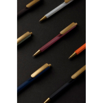 Ergonomische driehoekige pen met soft touch en blauwe inkt kleur zwart sfeer weergave