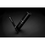 Metalen pen met soepele draaimechaniek Swiss Peak blauwe inkt 1200 m kleur zwart sfeer weergave