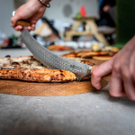 Boska pizzames en kaasmes van roestvrij staal met dubbele handgreep kleur zilver sfeer weergave