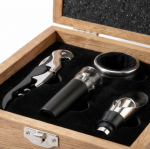 Wijnset met roestvrijstalen accessoires in houten kist kleur hout vierde weergave