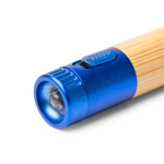Bamboe pen met ledlampje, metalen details en blauwe inkt kleur koningsblauw detailweergave 3