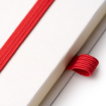 Gelinieerd A5-notitieboek van karton met penhouder kleur rood detailweergave 2