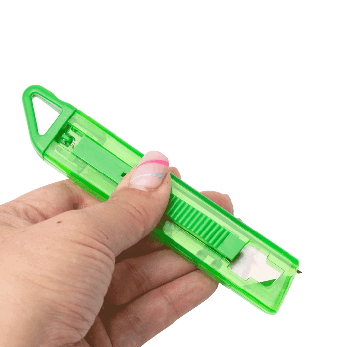 Transparante cutter met automatisch intrekbaar veiligheidsmesje kleur groen