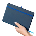 Gelinieerd A5-notitieboek met gerecyclede PU-omslag en leeslint kleur blauw vierde weergave