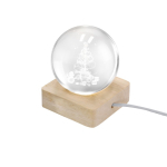 Glazen kerstbol met houten voet en warm licht