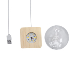 Glazen kerstbol met houten voet en warm licht