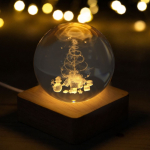 Glazen kerstbol met houten voet en warm licht