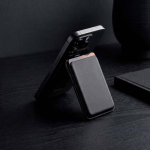 Magnetische 2-in-1-kaarthouder van vegan leer met standaard kleur zwart sfeerweegave