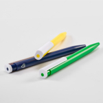 Pen van gerecycled plastic met ultralicht ontwerp en blauwe inkt gedetailleerde weergave