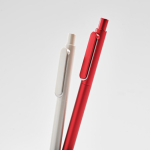 Pen van gerecycled plastic met versterkte clip en blauwe inkt gedetailleerde weergave