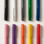 Pen van gerecycled aluminium met rubberen afwerking en blauwe inkt