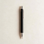 Pen van gerecycled aluminium met drukknop en blauwe inkt kleur zwart sfeerweegave