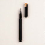 Rollerpen van gerecycled aluminium en bamboe met blauwe inkt kleur zwart sfeerweegave