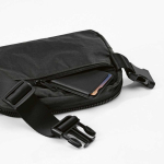 Waterbestendige heuptas van gerecycled nylon met achtervak 1,5 L kleur zwart gedetailleerde weergave