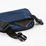 Waterbestendige heuptas van gerecycled nylon met achtervak 1,5 L kleur marineblauw gedetailleerde weergave